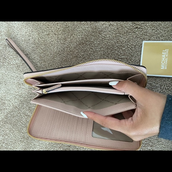 Michael Kors wallet/wristlet - Picture 4 of 4